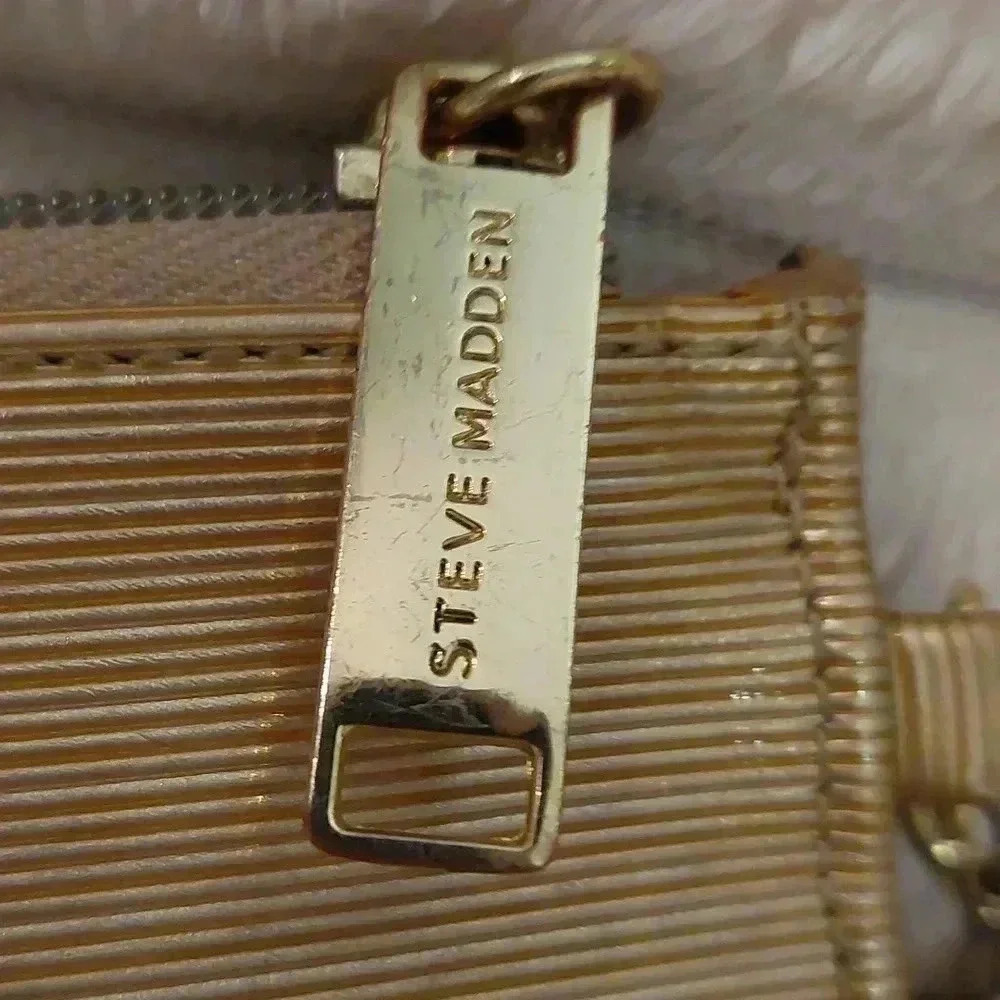 EUC STEVE MADDEN GOLD WRISTLET WALLET - Picture 3 of 9